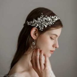 How to choose the right wedding accessories for hair?
