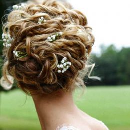 Essential guide to wedding hairstyles for a curly hair